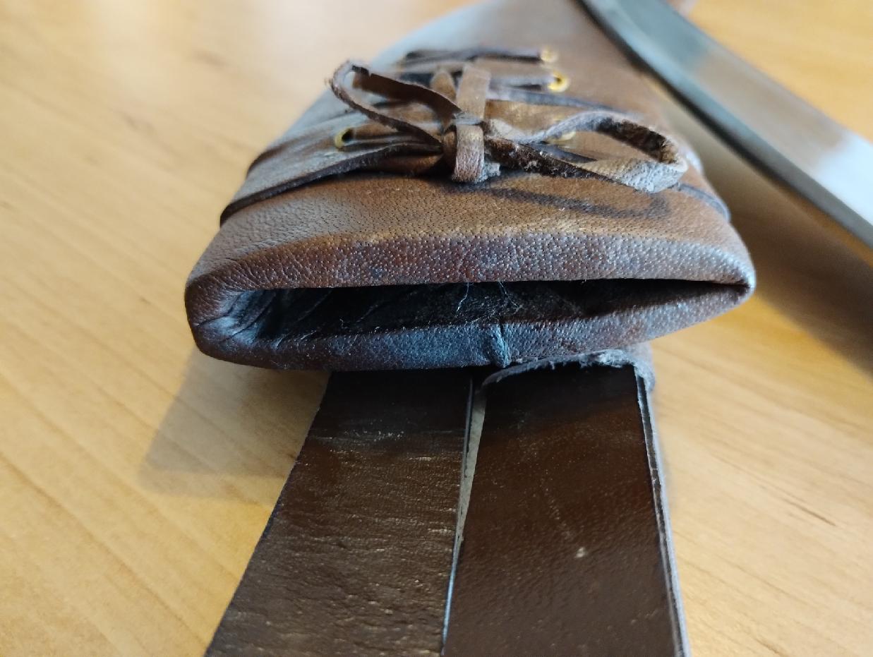 Detail hrdla pouzdra khukuri bez doprovodných nožů