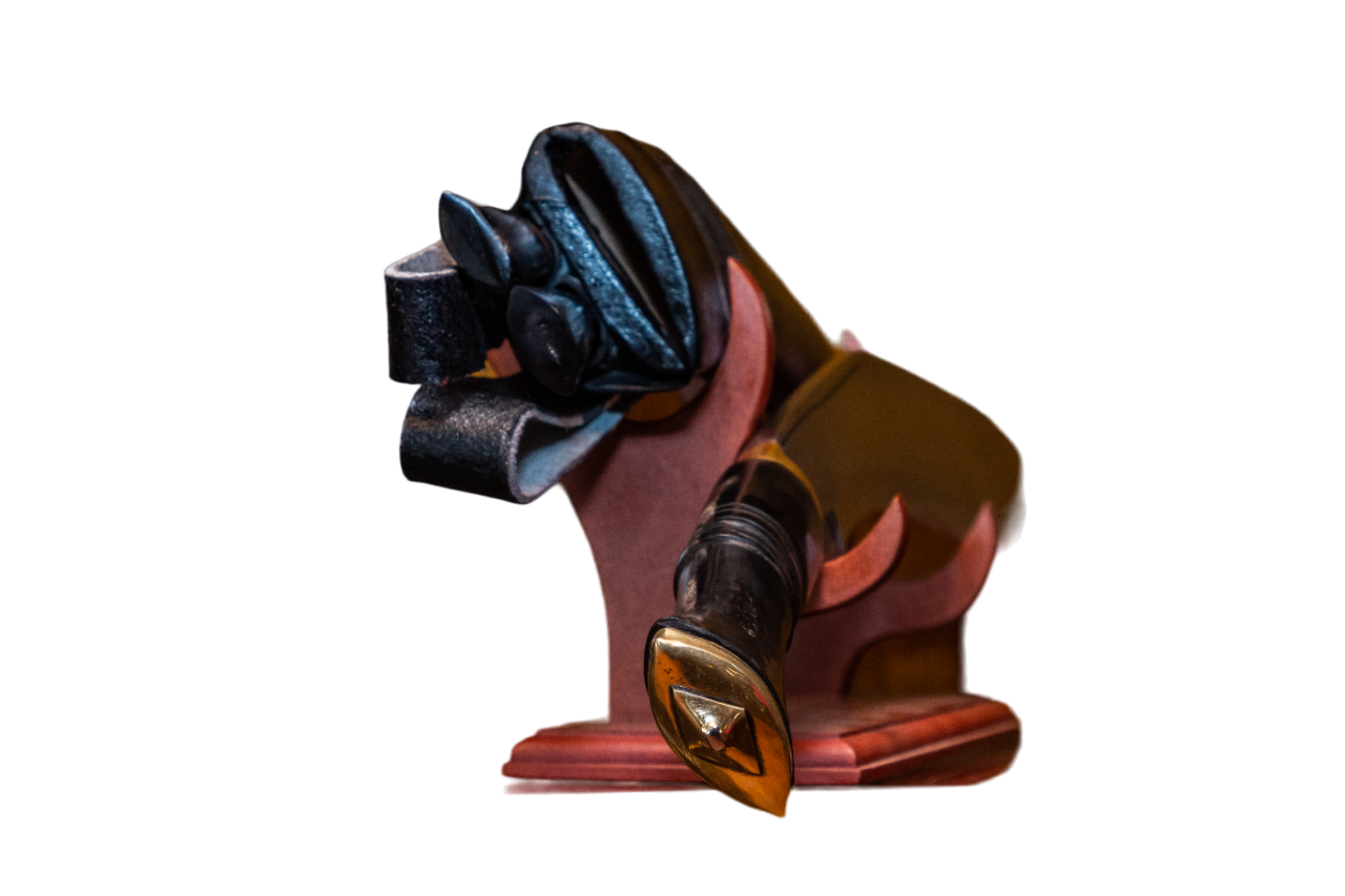 Detail hrdla pouzdra khukuri s Kardou a Chakmakem